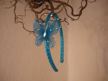 Denne bøjle er betrukket med Blå silkebånd. Derefter er der placeret en blå Sommerfugl på den. Pris 50kr (Bøjle 15)